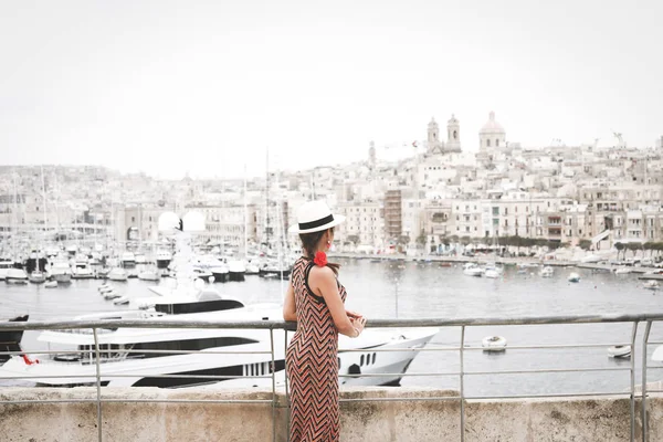 Joven Turista Disfrutando Hermoso Paisaje Urbano Casco Antiguo Ciudad Valletta — Foto de Stock