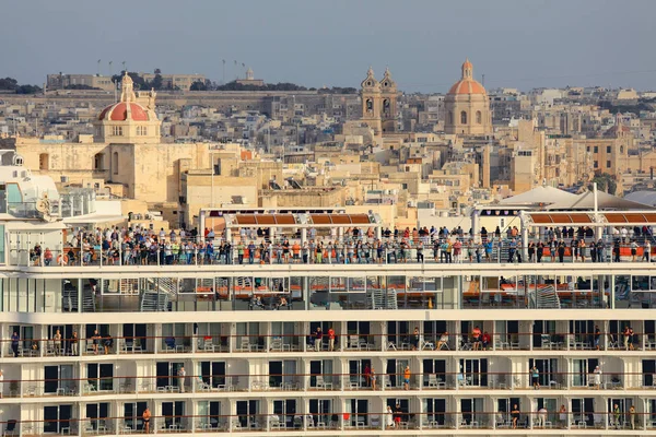 Валлей Мальта Апреля 2018 Года Прохожие Стоящие Палубе Круизного Лайнера — стоковое фото