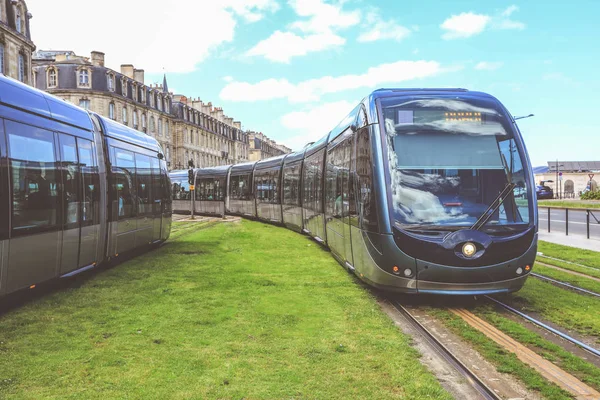 Fransa Bordeaux Merkezi tramvay. Bordeaux tramvay ağ beslenmesi par Sol (Aps) sistem bir yer seviyesinde güç kaynağı kullanmak için dikkate değerdir.