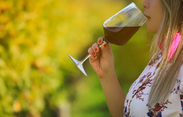 Mulher Segurando Glasse Vinho Tinto Com Fundo Verde Natureza Conceito — Fotografia de Stock