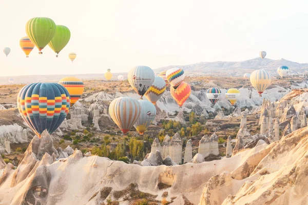 Cappadoce Turquie Octobre 2019 Des Montgolfières Colorées Survolant Vallée Cappadoce — Photo