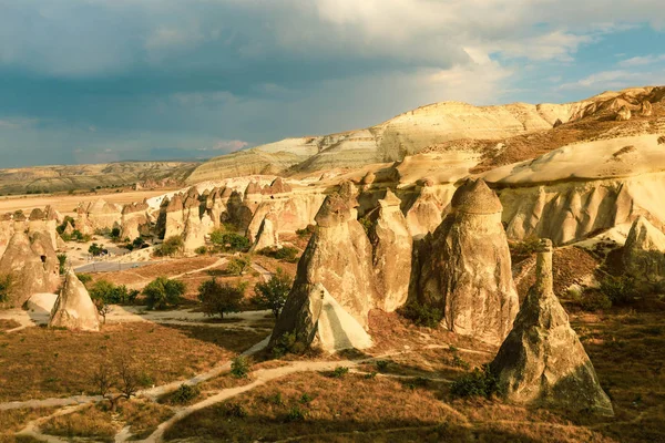 Valle Con Montagne Sabbiose Della Cappadocia Paesaggio Fantastico — Foto Stock