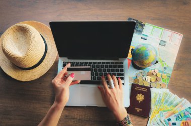 Kadının elinde kredi kartı daktilo bilgisayarı, online ödeme alışverişi.