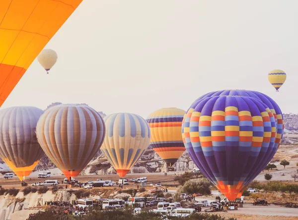 Des Montgolfières Colorées Survolant Vallée Cappadoce Les Montgolfières Sont Une — Photo