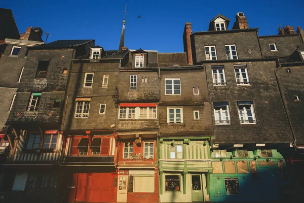 Fransa Nın Honfleur Şehrinde Sabah Işığı Olan Renkli Binalara Odaklanın — Stok fotoğraf