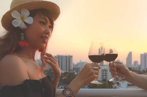 Attrayant Jeune Asiatique Femme Griller Verre Vin Rouge Sur Terrasse — Photo