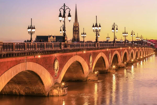 Kilátás Pont Pierre Hídra Szent Michel Templommal Bordeaux Ban Naplementekor — Stock Fotó