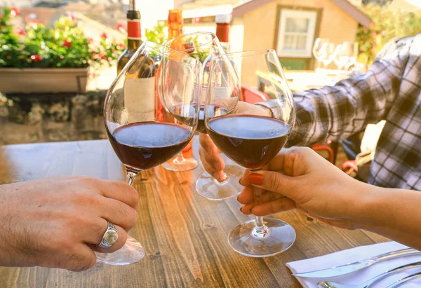 Lokantadaki şenlik partisinde kadeh kaldırma, kutlama konsepti.