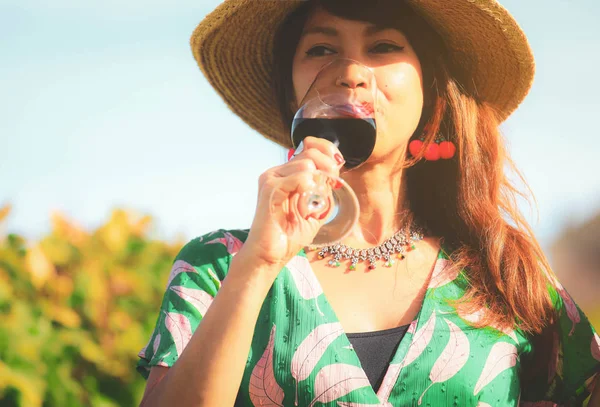 Feliz Mulher Asiática Beber Copo Vinho Tinto Conceito Celebração — Fotografia de Stock
