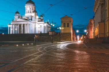 Helsinki Katedrali, Helsinki, Finlandiya 'da tramvay rayları ile alacakaranlık