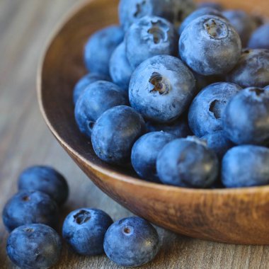 Tahta kasede olgun yaban mersini, sağlıklı tatlı çilek..