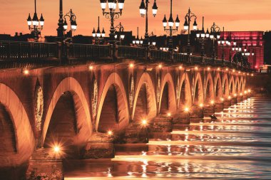 Bordeaux 'da gün batımında St Michel churh ile Pont de Pierre Köprüsü manzarası