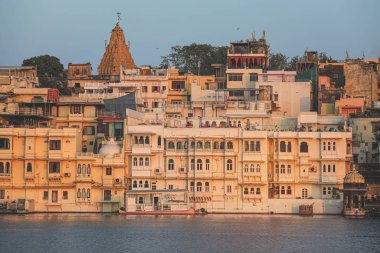 Udaipur şehrinin sabah Pichola Gölü manzarası, Rajasthan, Hindistan.