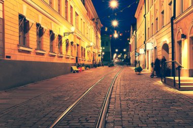  Helsinki caddesi alacakaranlıkta tramvay raylarıyla, Finlandiya