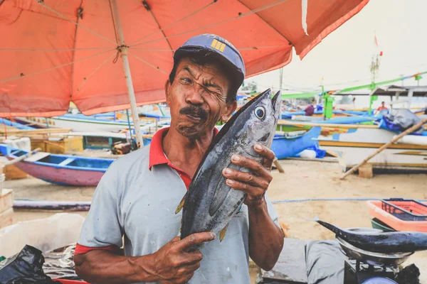 Bali Indonesia February 2020 Happy Balinese Fishmonger Holdong Tuna Fish — Stok fotoğraf