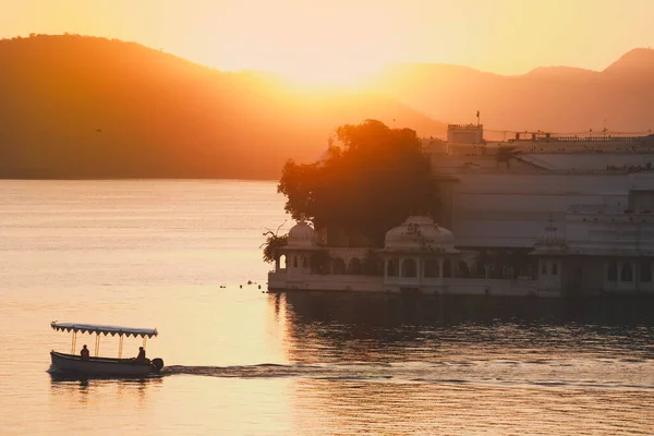 Amanecer Por Mañana Taj Lake Palace Lago Pichola Udaipur India Imágenes De Stock Sin Royalties Gratis