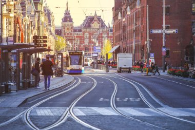 Amsterdam-Hollanda, 18 Nisan 2017: Amsterdam 'daki modern tramvaya seçici odaklanma, şehir merkezine girip çıkmanın en hızlı yollarından biri.