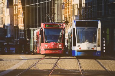 Amsterdam-Hollanda, 18 Nisan 2017: Amsterdam 'daki modern tramvay, şehir merkezine girip çıkmanın en hızlı yollarından biridir.