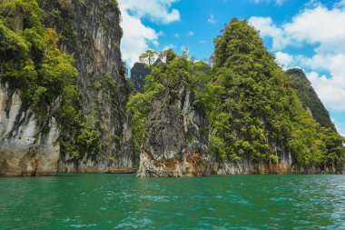 Ratchaprapa Barajı, Khoa Sok Ulusal Parkı, Surat Thani, Tayland 'daki güzel kireçtaşı dağları ve göl manzarası.
