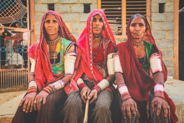 Jaisalmer, Hindistan - 19 Ocak 2020: Geleneksel renkli kıyafetler ve mücevherler giyen Hintli Rajasthani kadınlarına odaklanmak