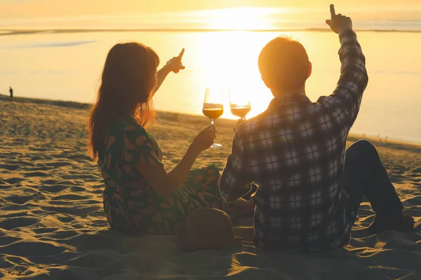 Celebración Pareja Bebiendo Vino Tinto Playa Del Atardecer Imagen De Stock