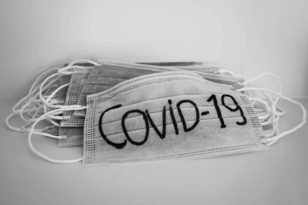 上面印着Covid 19的医疗面罩 黑白照片 — 图库照片