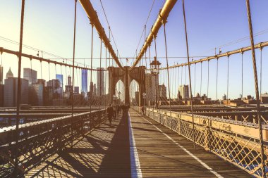 Brooklyn, New York - 17 Nisan 2016: Güzel bir günde Brooklyn Köprüsü 'nde yürüyen turist dolu