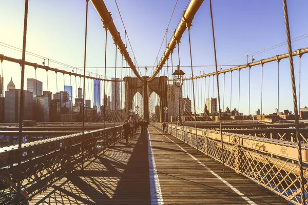 Brooklyn Nova York Abril 2016 Cheio Turistas Caminhando Brooklyn Bridge — Fotografia de Stock