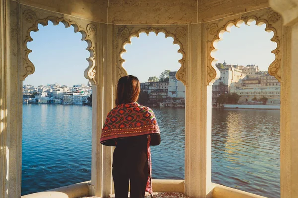 Negro Lado Mujer Asiática Disfrutar Vista Lago Pichola Rajasthan India Fotos De Stock