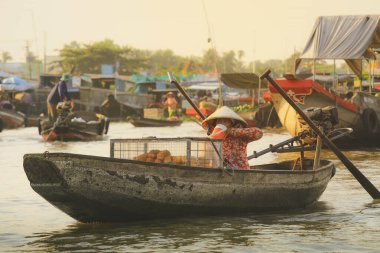 Mekong Delta - Vietnam - 24 Ocak 2019: Mekong Delta Nehri 'nde yiyecek satan tedarikçi