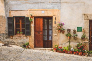 Valldemossa tipik köy cepheler Mallorca Island, İspanya kaplarda bitkiler ile