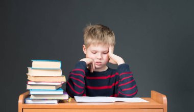 Ev ödevi. Onun ödev mutsuz yorgun küçük çocuk. Sıkıcı okul Studies.Education kavramı.