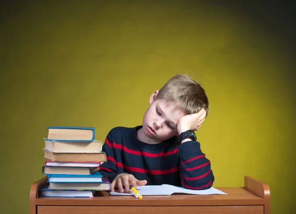 Malheureux petit garçon fatigué faisant ses devoirs. Études de l'école ennuyeuse. Concept d'éducation . — Photo
