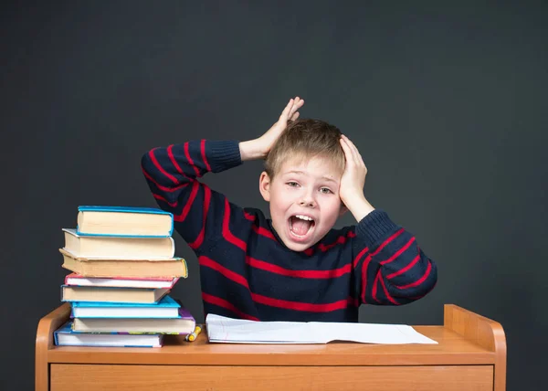 Garçon ayant des problèmes avec ses devoirs. Panique — Photo