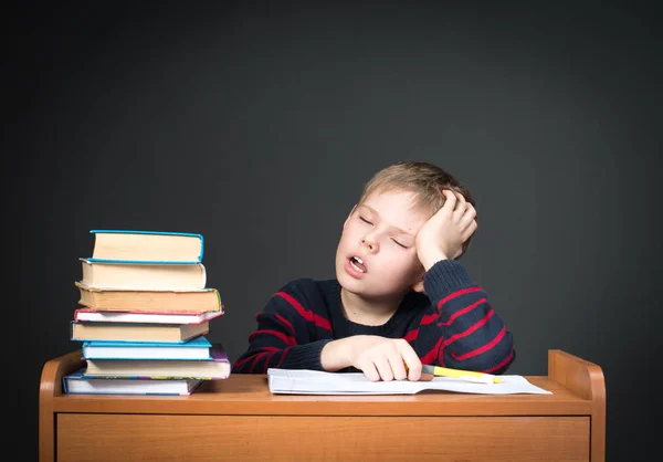 无聊的学校学习。厌倦了家庭作业。可爱的孩子睡在旧的书。教育. — 图库照片