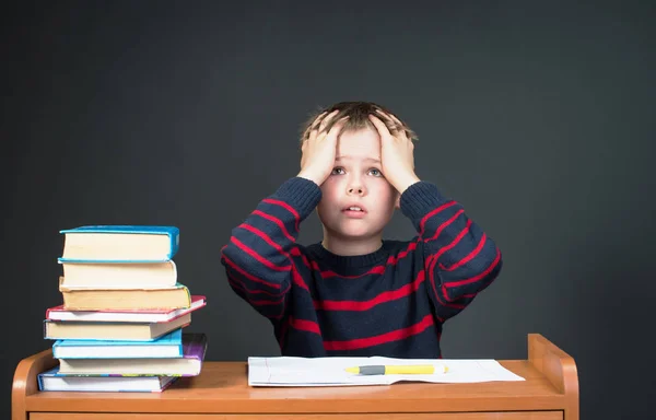 Chico teniendo problemas con su tarea . — Foto de Stock