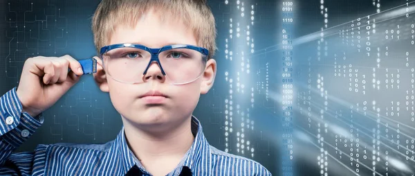 Έξυπνο αγόρι στο εικονικό γυαλιά με κάρτα μνήμης. — Φωτογραφία Αρχείου