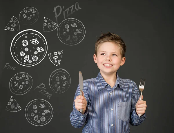 Pizza. Hongerige jongen droomt van pizza. — Stockfoto