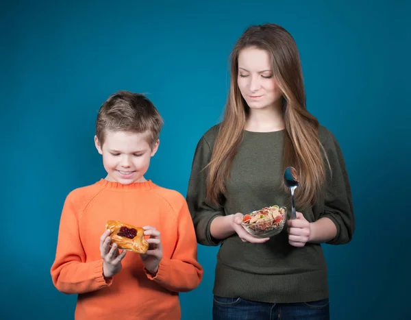 Healthy Food. Children choosing between cereals and pastry. Diet. Dieting concept. — Stock Photo, Image