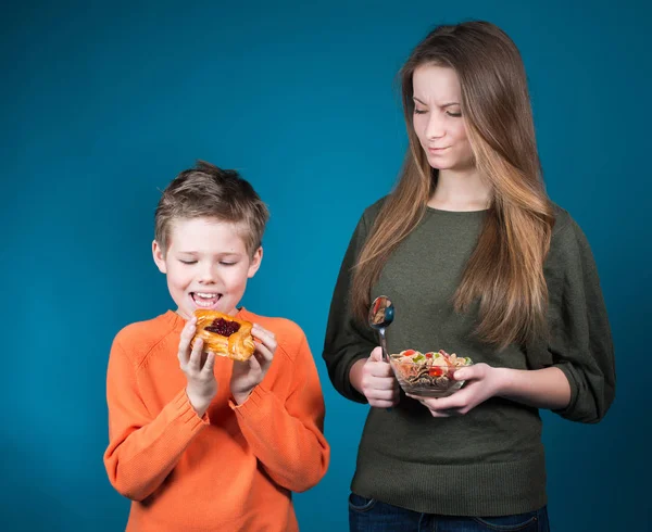 Comida saludable. Los niños eligen entre cereales y pasteles. Dieta. Concepto de dieta . —  Fotos de Stock