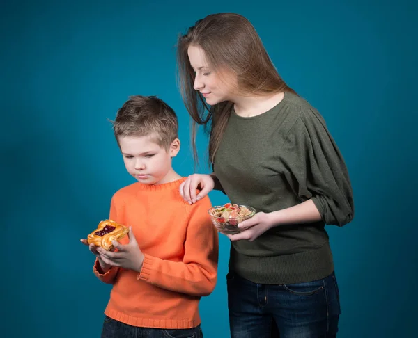 Friska vs snabbmat konceptet. Pojke och flicka välja mellan sunda matvanor och skräpmat. — Stockfoto