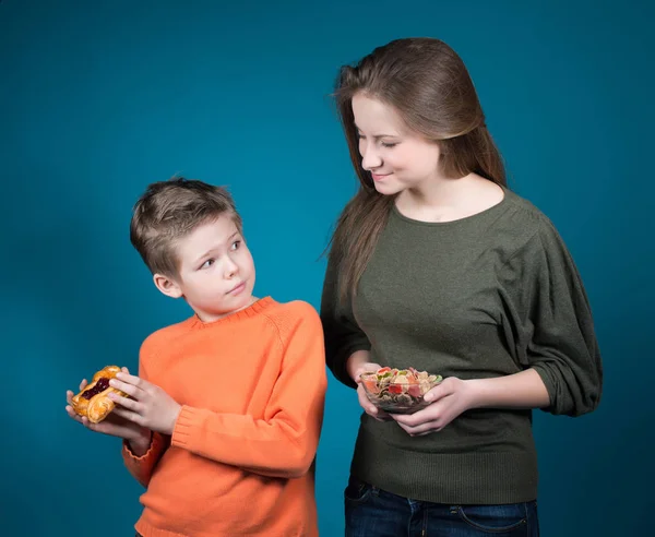 Comida saludable. Los niños eligen entre cereales y pasteles. Dieta. Concepto de dieta . —  Fotos de Stock
