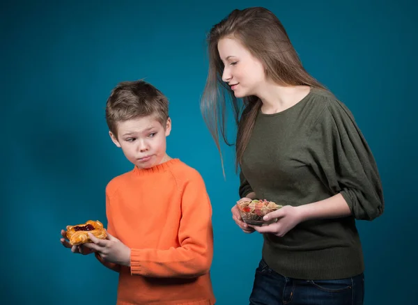 Healthy or tasty? Children hesitating between cereal or pastry. Diet concept. — Stock Photo, Image