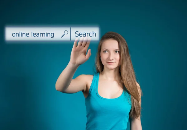 Technologie, Internet und Netzwerkkonzept. Mädchen drücken Taste Online-Lernen auf virtuellem Bildschirm. — Stockfoto