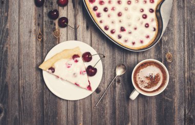 Retro vintage arka plan tarz. Parça ev yapımı kiraz kek bir