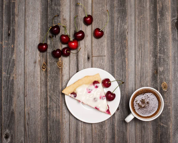 自制樱桃派和杯咖啡与新鲜 cherri 免版税图库照片