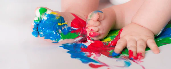 婴儿用彩色的涂料的手，脏脚绘制。选择 — 图库照片