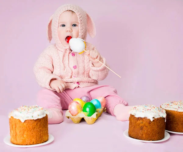 服装与 ea 的复活节小兔子可爱有趣女婴 免版税图库照片