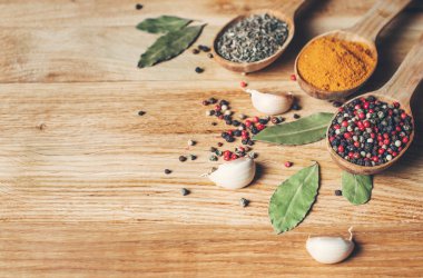 Baharat ve otlar. Ahşap zemin üzerine kaşık baharat. Köri, t