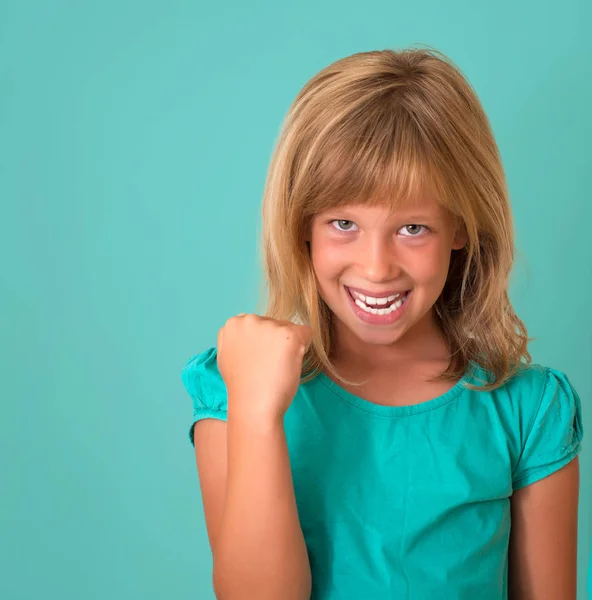 Successo. Ritratto vincente successo bambina felice estatica festeggiando di essere vincitore isolato sfondo turchese. Emozione umana positiva espressione facciale linguaggio del corpo, concetto di realizzazione della vita . — Foto Stock